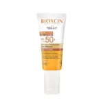 کرم ضد آفتاب بی‌رنگ SPF50 مناسب پوست مستعد لک حجم ۵۰ میل برند بیوکسین - Bioxcin